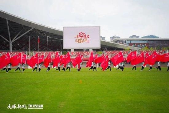 导演扎克施奈德在这一点上做得还不错，几小我物的故事交叉进行，人物也算得上饱满。